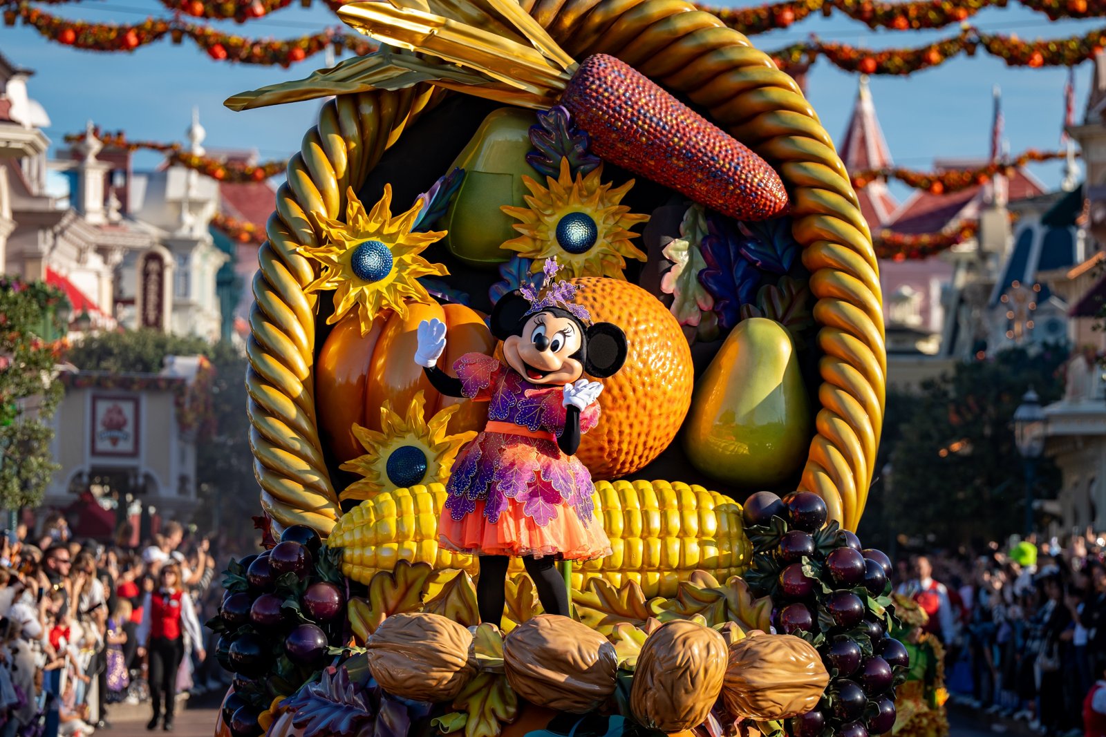 La cavalcade La Célébration Halloween de Mickey et ses chars ornés de citrouilles