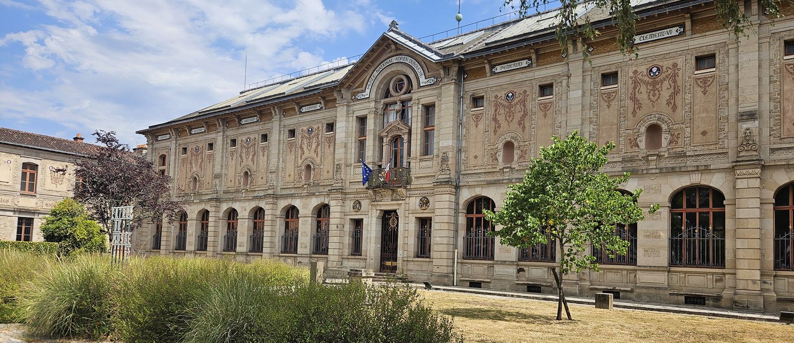 Le Musée national Adrien Dubouché à Limoges et sa façade de verre ornée de bandes de porcelaine